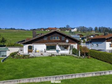 Großzügiges Haus mit Entwicklungspotenzial, Hallenbad, Wellness und Bergblick