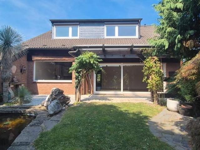 Großzügiges Haus mit Einliegerwohnung und traumhaftem Garten