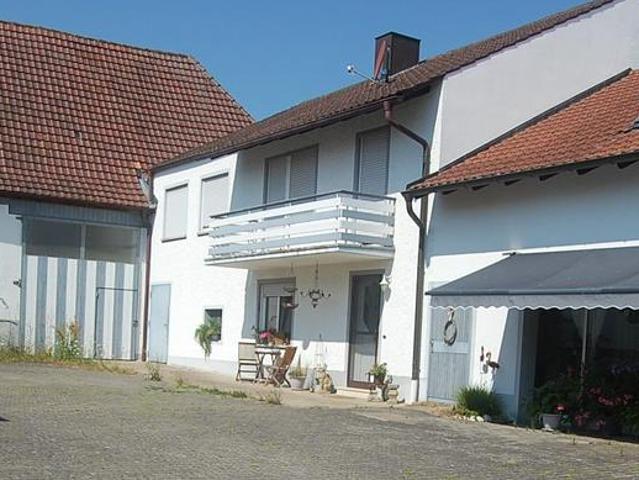 Großzügiges Haus mit Nebengebäuden zur vielseitigen Nutzung
