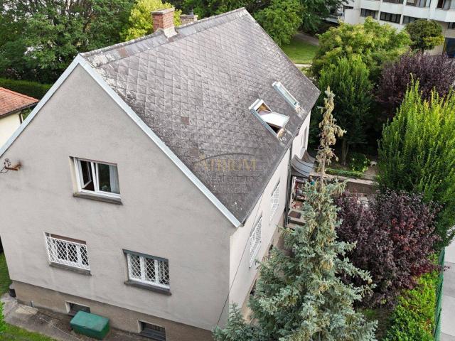 Großzügiges Haus mit zwei Wohnebenen, großem Garten und Garage – Renovierungsprojekt in guter Lage!