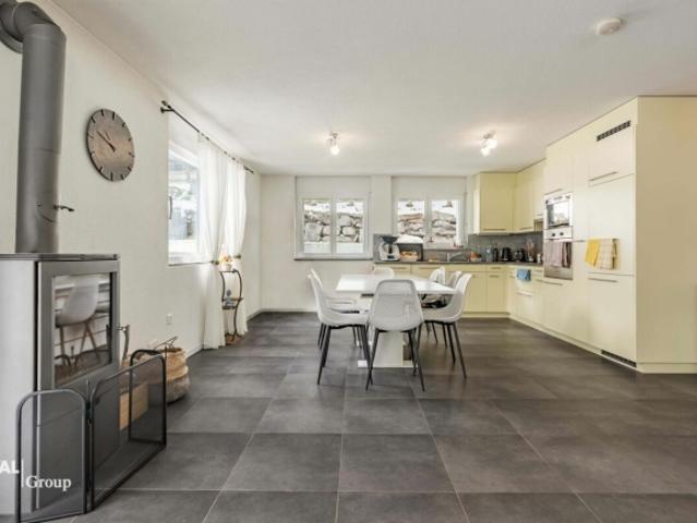 grosszügiges Haus mit zwei Einheiten und Baulandparzelle