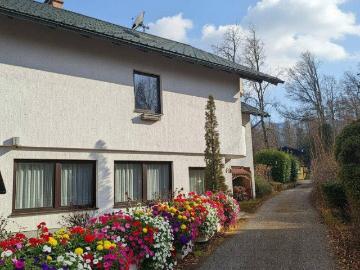 Großzügiges Haus neben dem Traunsee mit Badeplatz!