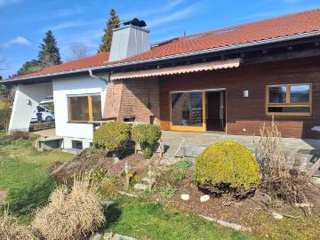 Großzügiges helles Einfamilienhaus mit Blick auf die Berge