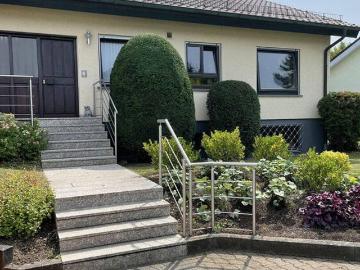 Großzügiges, helles Einfamilienhaus mit Einliegerwohnung, Massivbauweise, Sackgassenlage