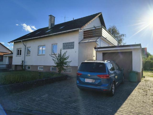 Großzügiges, helles 2 Fam. Haus mit 3 Garagen, Garten und viel Potenzial