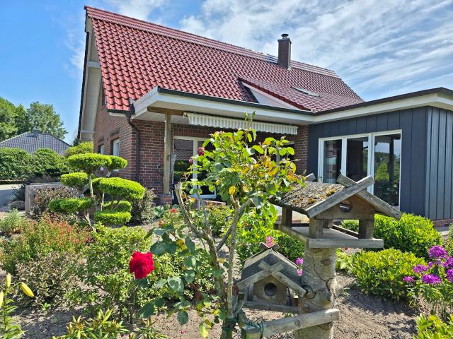 Großzügiges junges Wohnhaus mit Doppelcarport und großem Grundstück