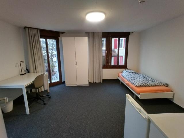 grosszügiges, möblierters Studio mit Balkon und eigenem neu renovierten Badezimmer, Küche zur Allgemeinnutzung, Zimmer 13