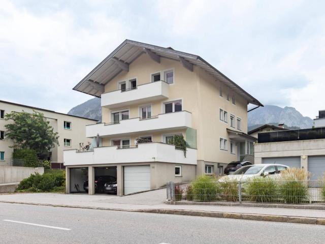 Großzügiges Mehrfamilienhaus in Jenbach: 3 Wohnungen mit Garten und 4 Garagen