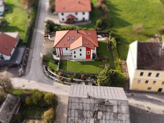 Großzügiges Mehrfamilienhaus mit 232 m² Wohnflächenpotenzial und 113 m² Kellerfläche – modernisiert und vielseitig nutzbar, Garten, Terrasse und 2 Garagen