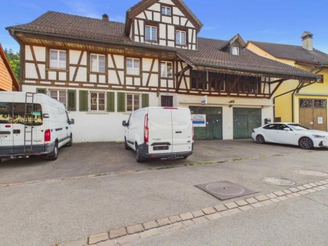 Grosszügiges Mehrfamilienhaus mit Gewerbeeinheit