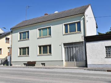 Großzügiges Mehrfamilienhaus mit Nebengebäuden und vielseitigem Nutzungspotenzial in Peigarten