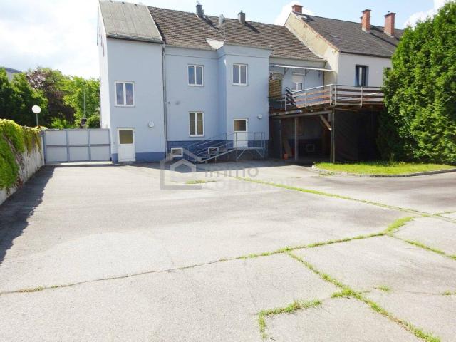 Großzügiges Stockhaus mit Innenhof, Carport, Garten mit Pool!