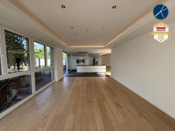 Großzügiges Penthouse mit Garten und Schwimmteich