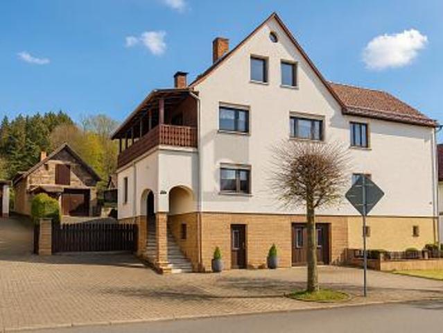GROßZÜGIGES RAUMANGEBOT MIT BALKON UND KAMIN