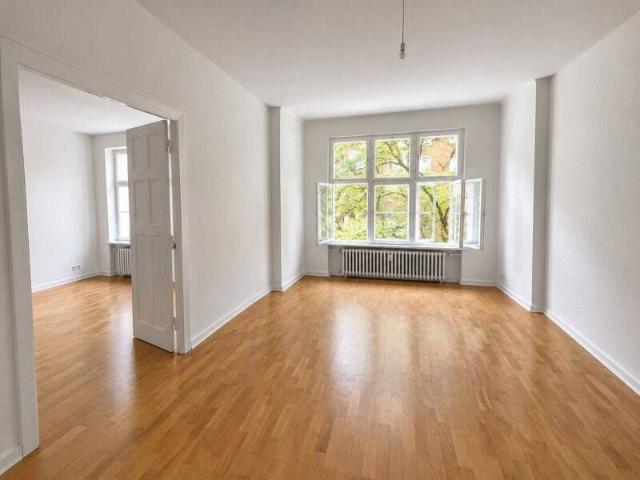 Großzügiges Raumgefühl 4 Zi Altbau mit Balkon