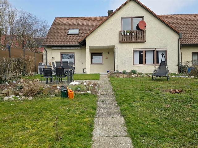 Großzügiges Reihenendhaus mit Einliegerwohnung, Garten und Garage in ruhiger Lage von Kützberg