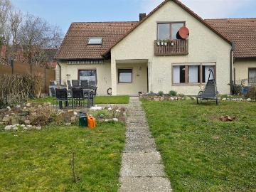Großzügiges Reihenendhaus mit Einliegerwohnung, Garten und Garage in ruhiger Lage von Kützberg