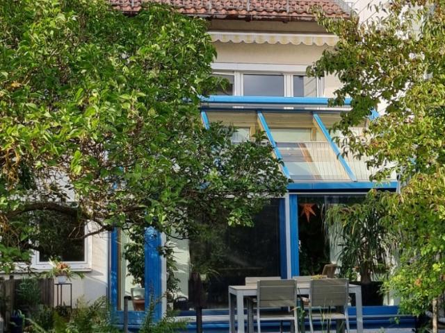 Großzügiges Reihenmittelhaus mit Wintergarten und separater Einliegerwohnung.