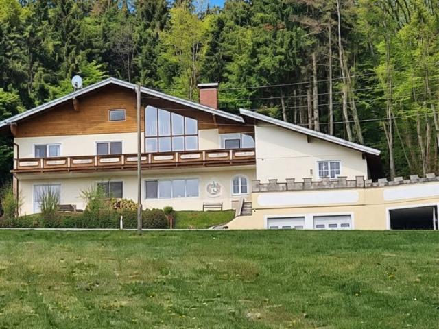 Großzügiges Wohnen mit Panoramablick, Pool, eigener Wasserquelle & Einliegerwohnung