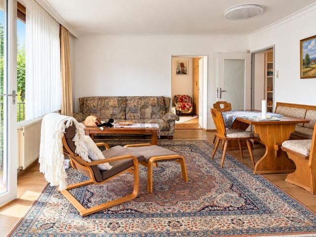 GROßZÜGIGES WOHNEN MIT SÜDBALKON UND KACHELOFEN