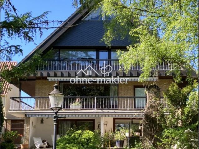 Großzügiges Wohnen auf 3 Ebenen: Architektenhaus mit wohnlichem Souterrain und eingewachsenem Garten