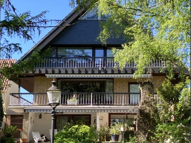 Großzügiges Wohnen auf 3 Ebenen: Architektenhaus mit wohnlichem Souterrain und eingewachsenem Garten