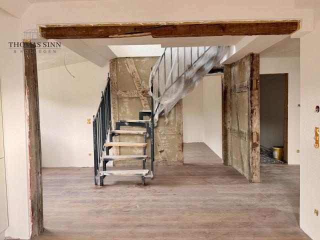 Großzügiges Wohnen auf zwei Ebenen – 5,5 Zimmer Maisonette Wohnung mit Dachterrasse & Fachwerk