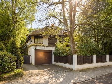 Großzügiges Wohnen auf zwei Ebenen in einer der besten Lagen Münchens. Exklusive 5 Zimmer Wohnung