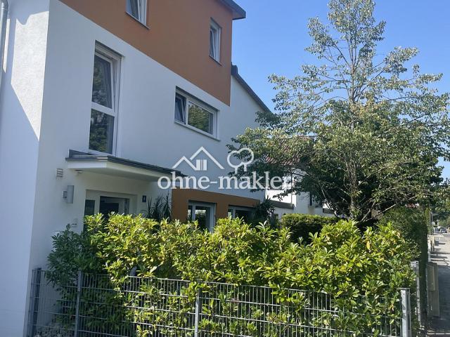 großzügiges Wohnen: Haus im Haus KG DG mit separatem Eingang in kleiner Wohnanlage