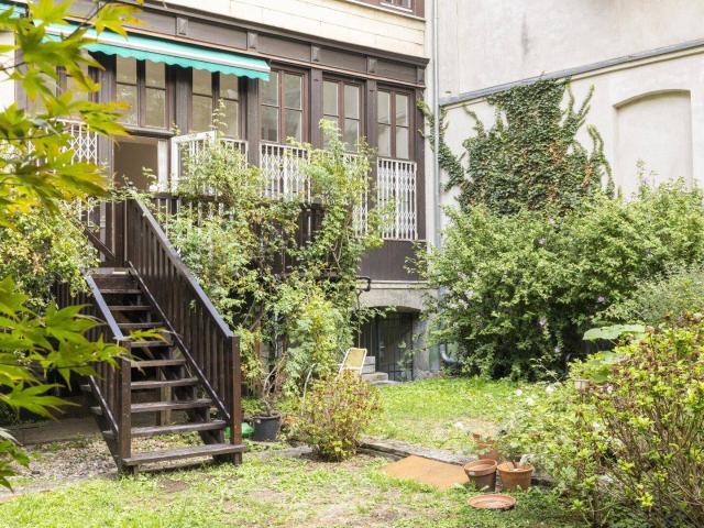 Großzügiges Wohnen im Stilaltbau mit Terrasse und verwunschenem Garten