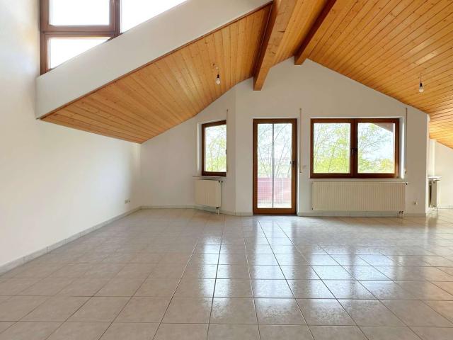 Großzügiges Wohnen unterm Dach: 3 Zimmer, Balkon, Garage und viel Licht