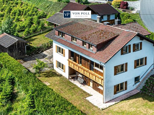 Großzügiges Wohnhaus in Hanglage mit Wintergarten, zwei Garagen und vielseitigen Nutzungsmöglichkeiten