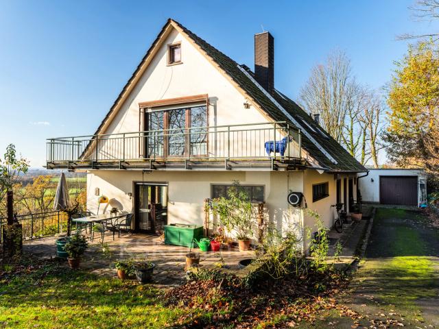 Großzügiges Wohnhaus in schöner Alleinlage mit Fernblick in Siegburg Seligenthal
