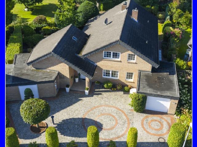 großzügiges Wohnhaus mit Bürotrakt bzw. Einliegerwhg. und Garage in ruhiger Sackgassenlage in Westerstede