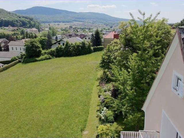 Großzügiges Wohnhaus mit einer tollen Aussicht und schöner Terrasse. 4 SZ, Wohnraum,Küche, Garten.