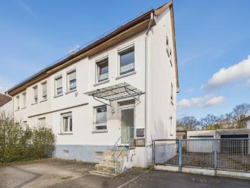 Großzügiges Wohnhaus mit Einliegerwohnung und Garten in zentraler Lage von Kleinlinden