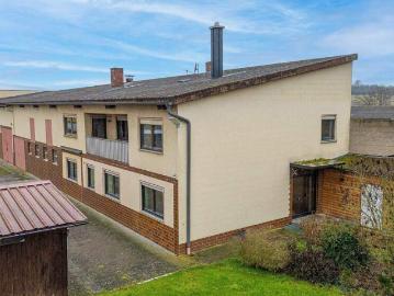 Großzügiges Wohnhaus mit Einliegerwohnung und viel Potenzial Ideal für Handwerker und Investoren