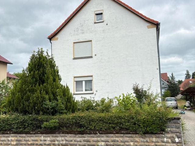 Großzügiges Wohnhaus mit großem Garten, Garage & Carport