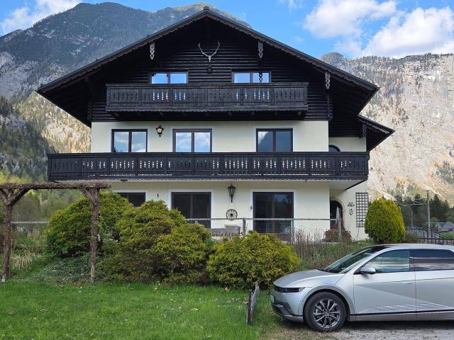 Großzügiges Wohnhaus mit Panoramablick und 3 separaten Wohnebenen in Obertraun
