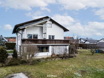 Großzügiges Wohnhaus mit rund 2.200 m² Grundstück und viel Potenzial
