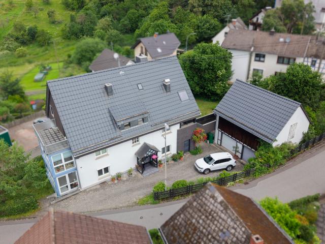 Großzügiges Wohnhaus mit renovierter Einliegerwohnung, Doppelgarage und gepflegtem Garten!