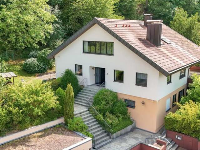 Großzügiges Wohnhaus mit weitläufigem Grundstück