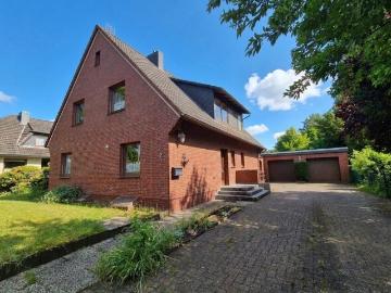 Großzügiges Wohnhaus mit zwei Wohneinheiten, Garagen, Keller und Garten in Kirchseelte