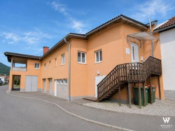 Großzügiges Wohnhaus mit 3 Garagen, Lagerflächen und traumhafter Sonnenterrasse