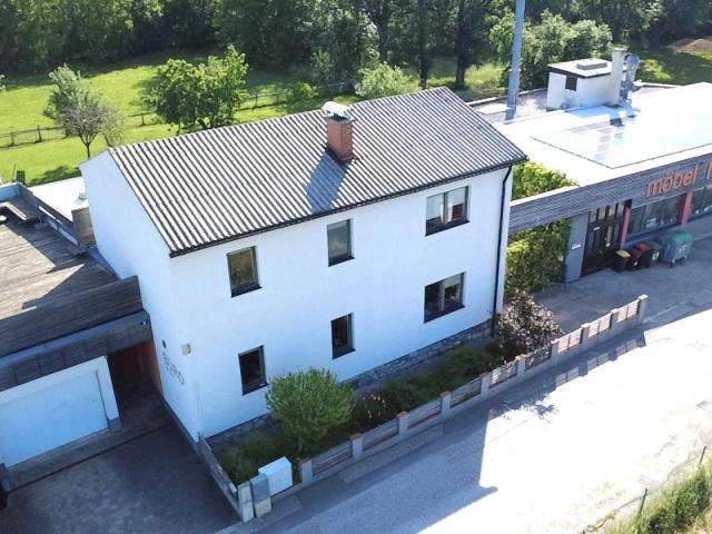 Großzügiges Wohnhaus, Nebentrakt und Betriebshalle mit Lackieranlage