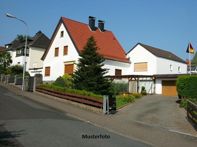 Großzügiges Wohnhaus nebst Garage auf weitläufigem Grundstück