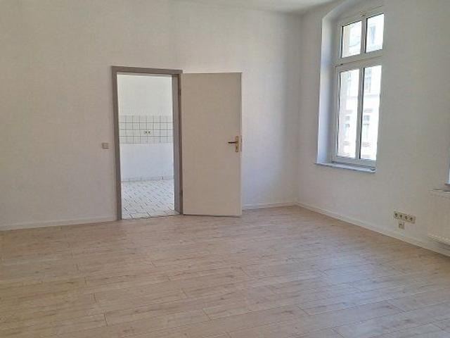 großzügiges Wohnzimmer, Duschbad und Wannebad sowie Balkon
