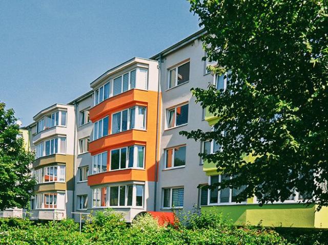 Großzügiges Wohnzimmer mit Erker