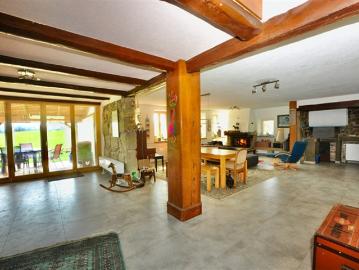 Großzügiges Triplex mit Terrasse, Garten und Hallenbad