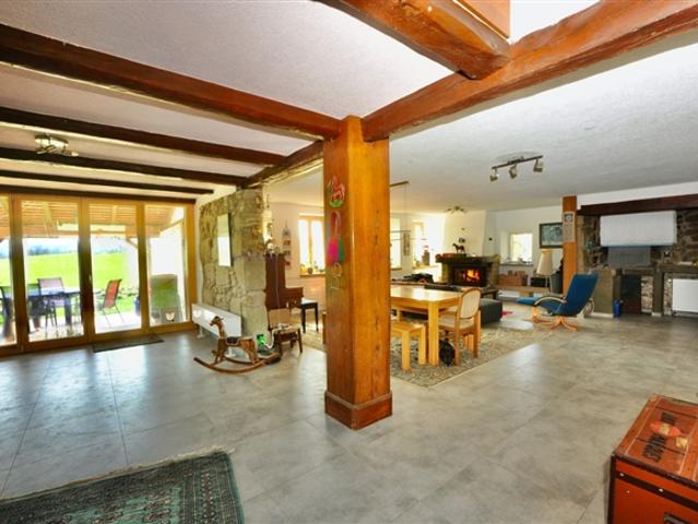 Großzügiges Triplex mit Terrasse, Garten und Hallenbad